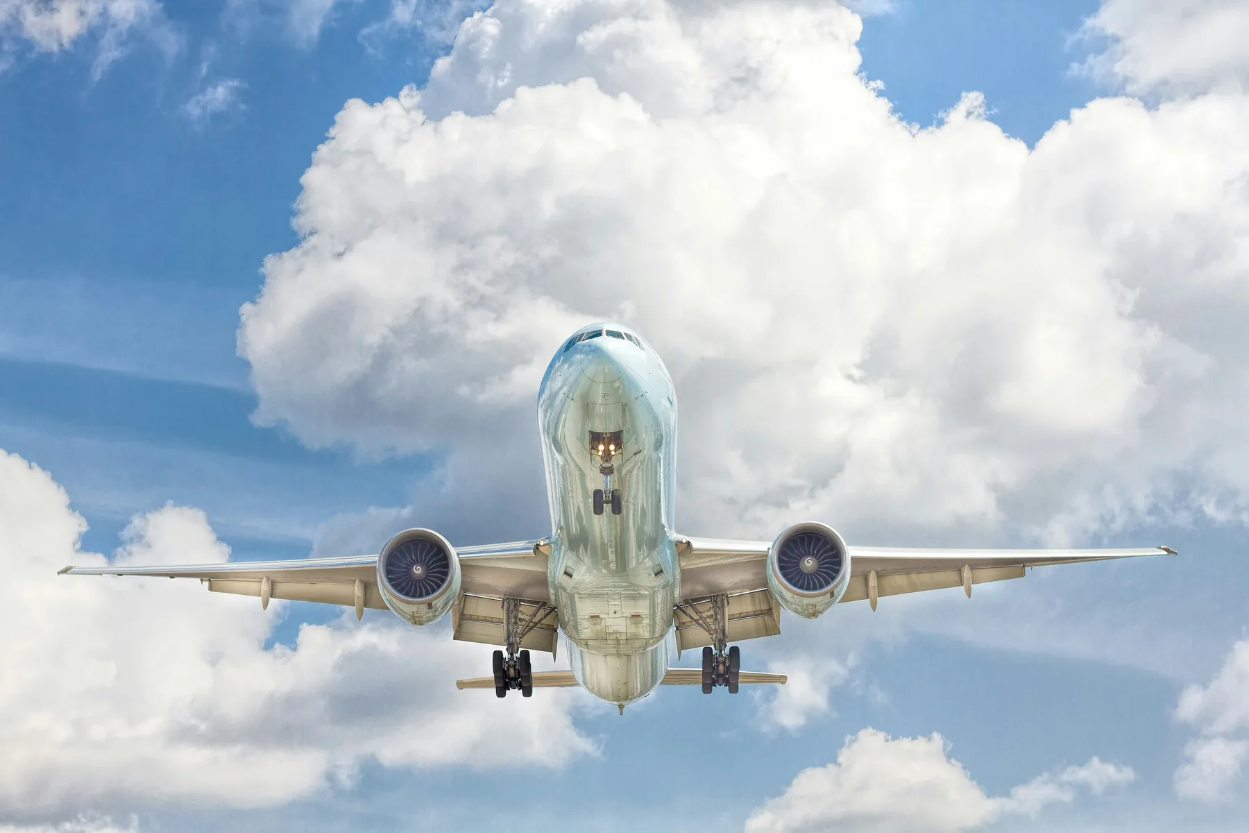 Avión comercial genérico en aproximación, sin marcas visibles